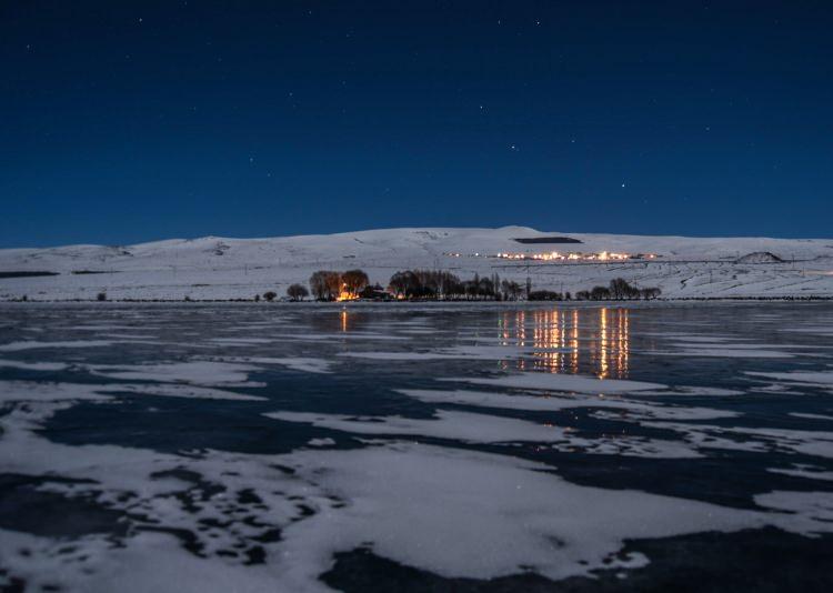 <p>Kars ile Ardahan arasında 123 kilometrekare alana sahip olan gölün büyük bölümü, hava sıcaklığının gece sıfırın altında 20 dereceye kadar düşmesiyle buzla kaplandı.</p>
