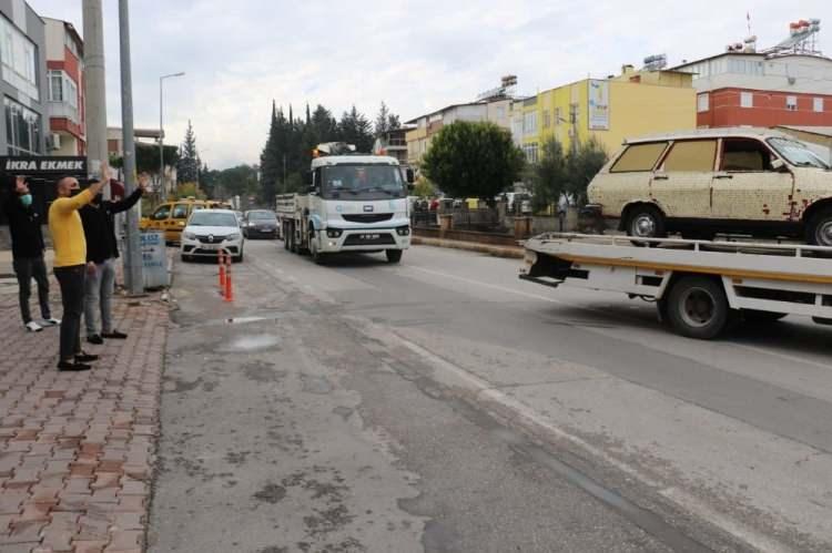 <p>Trafikte yeni düzenlediği aracıyla mangal yapıp ilerleyen Tokmak, yine polis engeline takıldı, yine ceza yedi.</p>
