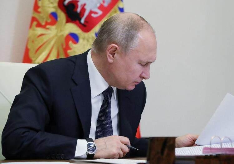 <p>Putin ayrıca Blake'in 90'ncı doğum gününde bir mesaj yayınlamış ve Putin, “Saygıdeğer Georgiy İvanoviç (Georg Blake’in Rusya’daki adı), doğum gününüzü candan kutluyorum. Siz gerçekten döneminizin güçlü ve profesyonel temsilcilerinden birisiniz. Şartlar ne olursa olsun her zaman soğukkanlılığınızı muhafaza ettiniz. Üstlendiğiniz görevleri ne kadar zor olursa olsun yerine getirdiniz. Siz ve sizin gibi meslektaşlarınızın, dünyada barışın muhafaza edilmesi ve stratejik güç dengelerinin korunması için sonsuz katkılarınız oldu. Yaptığınız işler sıradan insanlar tarafından fark edilmemiş olabilir, ama ben size minnettarım ve saygılarımı sunuyorum. Uzun ve sağlıklı bir ömür diliyorum” dedidemişti.</p>
<p> </p>