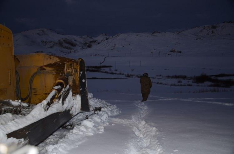 <p>Dozer operatörü İrfan Cin de kar kalınlığının yer yer 2 metreyi bulduğunu bu nedenle yayla yollarını açmakta zorluk çektiklerini söyledi. Cin, "Kaymakamımız Hasan Meşeli ve saha şefimiz Cihat Akdağ’ın talimatları doğrultusunda köy yollarımızın tamamını açtık. Çok mutluyuz. Yorucu, zor bir iş ama vatandaşımızın hizmetinde olmaya devam edeceğiz" şeklinde konuştu.</p>
