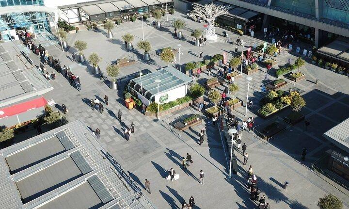 <p>Esenyurt'ta bulunan bir alışveriş merkezinde yeni yıl sebebiyle yoğunluk yaşandı.</p>

<p> </p>
