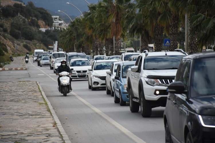 <p>Uzun araç kuyruklarının oluştuğu noktalarda durdurulan araçlar ve sürücüler, trafik yönünden incelendi.</p>
