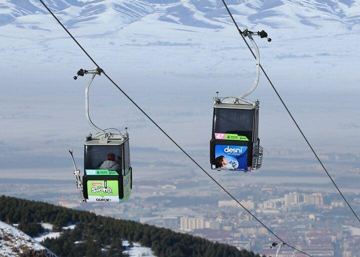 <p>Yeni tip koronavirüsle (Kovid-19) mücadele kapsamında yılbaşı nedeniyle Türkiye genelinde uygulanacak sokağa çıkma kısıtlaması öncesi Erzurum'daki Palandöken Kayak Merkezi'nde yerli ve yabancı turistler kayak yapmanın keyfini çıkardı.</p>

<p> </p>
