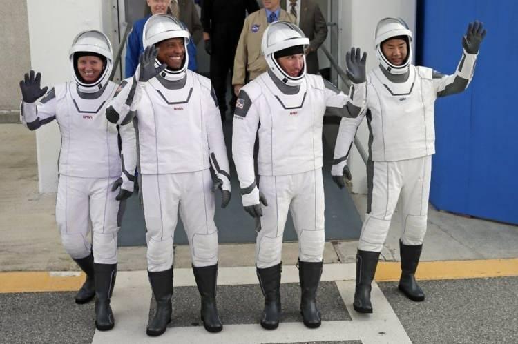 <p><span style="color:#FF8C00"><strong>SPACEX’TEN İLK ‘OPERASYONEL’ UÇUŞ </strong></span><br />
<br />
Elon Musk'ın sahibi olduğu özel uzay şirketi SpaceX ilk operasyonel insanlı Uluslararası Uzay İstasyonu (ISS) misyonunu gerçekleştirdi. Görev kapsamında 4 astronot ISS'ye götürüldü. Bu misyon kapsamında NASA’dan astronotlar Mike Hopkins, Victor Glover ve Shannon Walker ile Japonya Uzay Araştırma Ajansından (JAXA) Soichi Noguchi ISS’ye taşındı.</p>