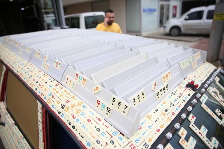 <p>İş yeri çalışanlarıyla birlikte otomobili garaja çeken Tokmak, 1 haftalık bir çalışmanın ardından aracının dışını okey taşlarıyla tamamen kapladı, tavan kısmına da takozları yerleştirdi.</p>