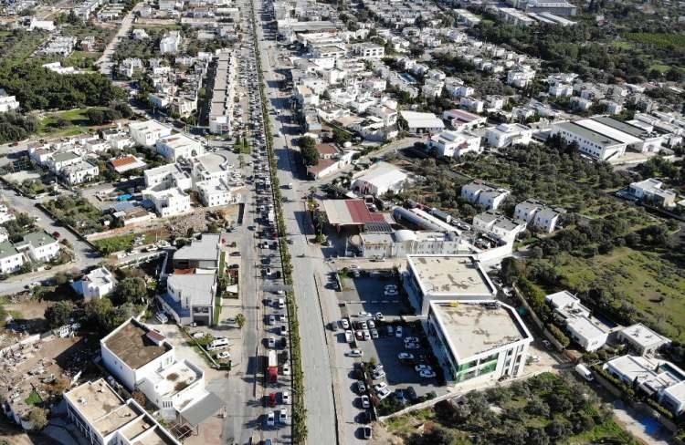 <p><strong>FETHİYE'DE DENETİMLER ÜST SEVİYEDE </strong></p>
<p>Muğla'nın Fethiye ilçesinde polis ekipleri yılbaşı öncesinde ilçe girişinde uygulama yaptı.</p>
<p>Fethiye Bölge Trafik İstasyon Amirliği ekiplerince, Fethiye-Antalya kara yolu Çırpı mevkisindeki uygulamada, sürücüler hız yapmamaları, emniyet kemeri takmaları ve seyir halinde cep telefonuyla konuşmamaları konularında uyarıldı.</p>