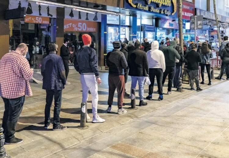<p>10 Nisan&nbsp;</p>

<p>İ&ccedil;işleri Bakanlığı genelgesiyle hafta sonu boyunca Kovid-19&rsquo;la m&uuml;cadele kapsamında 30 b&uuml;y&uuml;kşehir ile Zonguldak&rsquo;ta sokağa &ccedil;ıkma kısıtlamasına gidileceği a&ccedil;ıklandı. Marketler, fırın, bakkal ve akaryakıt istasyonları &ouml;n&uuml;nde kuyruklar oluştu.</p>
