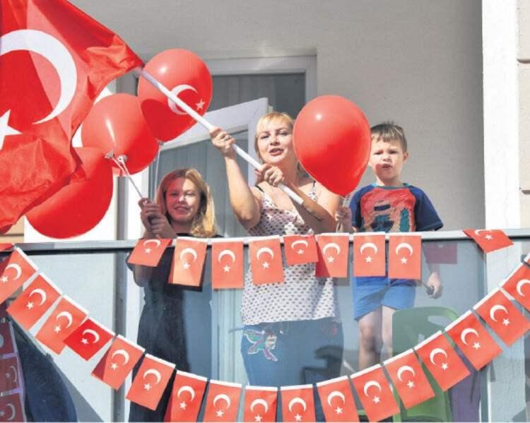 <p>23 Nisan&nbsp;</p>

<p>Sokağa &ccedil;ıkma kısıtlaması nedeniyle TBMM&rsquo;nin a&ccedil;ılışının 100. yıl d&ouml;n&uuml;m&uuml; ve 23 Nisan Ulusal Egemenlik ve &Ccedil;ocuk Bayramı evlerde kutlandı. Vatandaşlar, saat 21.00&rsquo;i g&ouml;sterdiğinde &ccedil;ocuklarıyla balkon ve pencerelerden İstiklal Marşı&rsquo;nı coşkuyla seslendirdi.</p>
