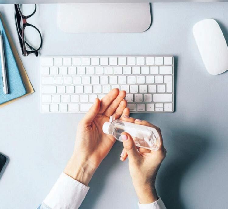 <p>HAZİRAN - 1 Haziran&nbsp;</p>

<p>Kovid-19 salgını s&uuml;recindeki &ldquo;Yeni Normal&rdquo; kapsamında idari izinde bulunan veya esnek &ccedil;alışma sistemine dahil olan kamu personeli normal mesaiye başladı. Şehirlerarası seyahat sınırlaması kaldırıldı.</p>
