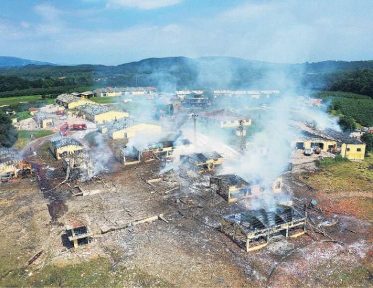 <p>TEMMUZ - 3 Temmuz&nbsp;</p>

<p>Sakarya&rsquo;nın Hendek il&ccedil;esindeki havai fişek fabrikasında patlama meydana geldi, 7 kişi hayatını kaybetti. İki g&uuml;n sonra Adapazarı il&ccedil;esinde dağlık alanda, havai fişeklerin imha edilmek &uuml;zere kamyondan indirildiği sırada yine patlama meydana geldi. 3 asker şehit oldu, 8 kişi yaralandı.</p>
