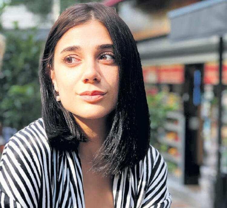 <p>21 Temmuz&nbsp;</p>

<p>Muğla Sıtkı Ko&ccedil;man &Uuml;niversitesi İktisat B&ouml;l&uuml;m&uuml; &ouml;ğrencisi 27 yaşındaki Pınar G&uuml;ltekin&rsquo;in cesedi Menteşe il&ccedil;esindeki G&uuml;lağzı mevkisindeki ormanlık alanda bir varilin i&ccedil;erisinde toprağa g&ouml;m&uuml;l&uuml; halde bulundu.</p>
