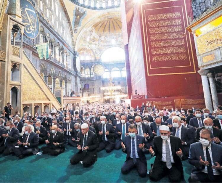 <p>24 Temmuz&nbsp;</p>

<p>Ayasofya-i Kebir Cami-i Şerifi&rsquo;nde 86 yıl sonra ilk cuma namazı kılındı.</p>
