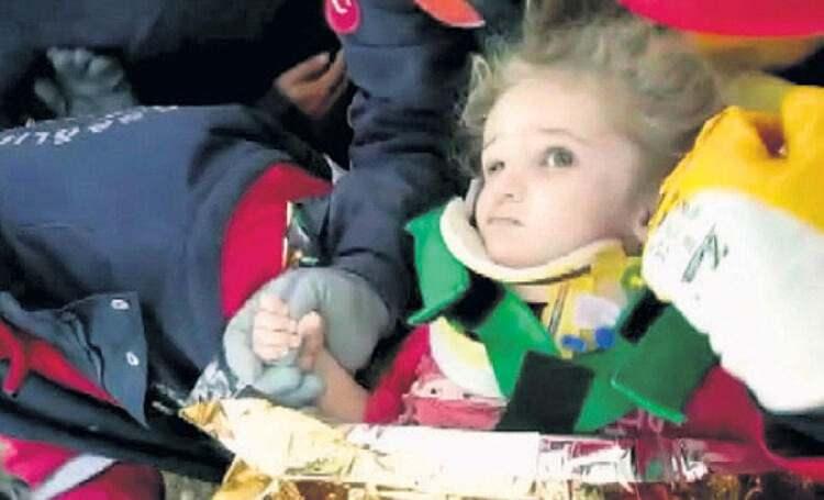 <p>KASIM - 2 Kasım&nbsp;</p>

<p>İzmir depreminden 63 saat sonra 3 yaşındaki Elif Perin&ccedil;ek enkazdan yaralı &ccedil;ıkarıldı. Elif'in k&uuml;&ccedil;&uuml;c&uuml;k elleriyle itfaiyecinin parmağına tutunduğu anlar, hafızalara kazındı.</p>
