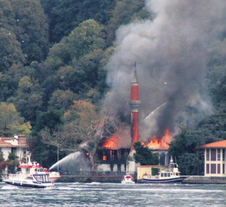 <p>15 Kasım&nbsp;</p>

<p>&Uuml;sk&uuml;dar'daki tarihi Vanik&ouml;y Camisi'nde yangın &ccedil;ıktı. Cami kullanılamaz hale geldi.</p>
