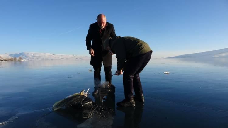 <p>Ardahan'da hava sıcaklığının eksi 16 derecelere kadar d&uuml;şmesi nedeniyle &Ccedil;ıldır G&ouml;l&uuml;'n&uuml;n y&uuml;zeyi buz tuttu. Cam gibi bir buz tabakasıyla kaplanan g&ouml;lde kartpostallık g&ouml;r&uuml;nt&uuml;ler oluşurken, bazı vatandaşlar g&ouml;l &uuml;zerinde mangal keyfi yaptı.</p>
