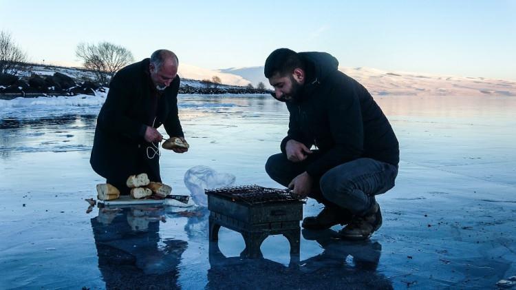 <p>Hava sıcaklığının sıfırın altında 16 dereceye kadar d&uuml;şt&uuml;ğ&uuml; &Ccedil;ıldır G&ouml;l&uuml;&rsquo;n&uuml;n y&uuml;zeyi 10 santim buzla kaplandı.</p>
