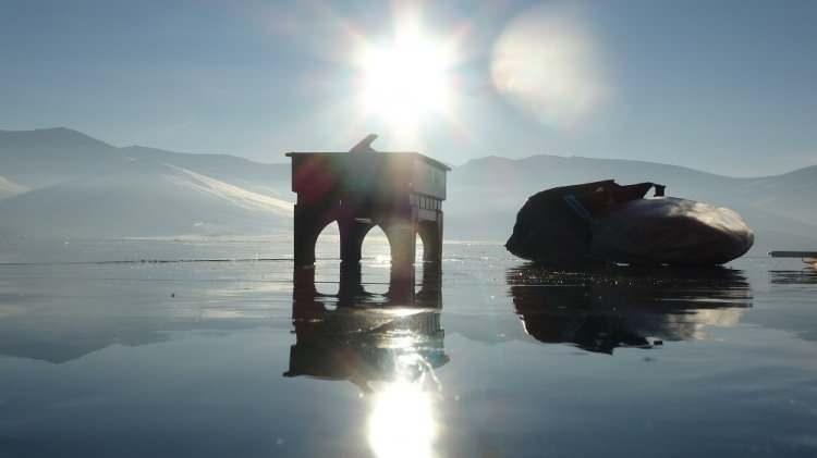 <p>Akşam da olsa g&ouml;l &uuml;zerinde yaptığınız her şey &ccedil;ok g&uuml;zel oluyor. Biz de bug&uuml;n dedik ki madem buz bu kadar g&uuml;zel tutmuş, onun g&uuml;zelliğiyle beraber bir mangal yapalım.&nbsp;</p>
