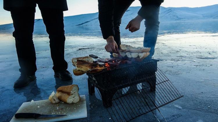 <p>G&ouml;l kıyısında balık&ccedil;ılık yapan Atalay Uzunkaya, "Cam gibi olan &Ccedil;ıldır G&ouml;l&uuml; etrafını &ccedil;evreleyen karla kaplı dağların g&uuml;zelliğiyle birleşince ortaya doyumsuz anlar yaşatıyor.</p>
