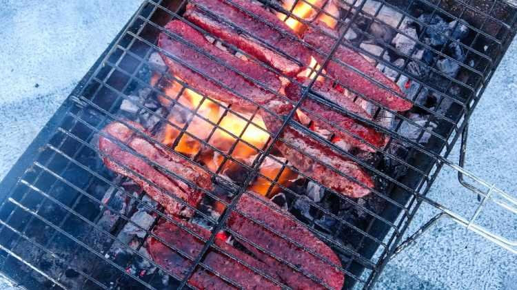 <p>Canılgın Uzunkaya ise, ''&Ccedil;ıldır G&ouml;l&uuml; &uuml;zerinde şu an ekmek arası mangal yapıyoruz. G&ouml;l tamamen buz tuttu. Hava soğuk ama mangal i&ccedil;imizi ısıtıyor. Kar yağmayınca g&ouml;l&uuml;n &uuml;zeri tamamen cam gibi ve bir pist alanı gibi ve g&ouml;r&uuml;nt&uuml;de &ccedil;ok g&uuml;zel&rsquo;&rsquo; dedi.</p>

