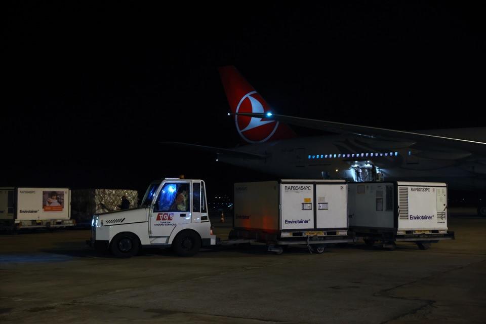 <p>Pekin Havalimanı’ndan 29 Aralık Salı günü 19.50’de havalanan uçakla beraber yola çıkan aşılar, 30 Aralık Çarşamba günü saat 05.45 itibariyle Ankara’ya ulaştı. </p>
