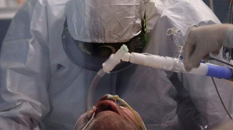 <p>Y&uuml;zyılın kabusu koronavir&uuml;sle ilgili dehşete d&uuml;ş&uuml;ren gelişmeler yaşanmaya devam ediyor. 82 milyondan fazla kişiye bulaşan vir&uuml;sle ilgili korkutan bir habere, İngiliz Guardian gazetesi imza attı.&nbsp;</p>
