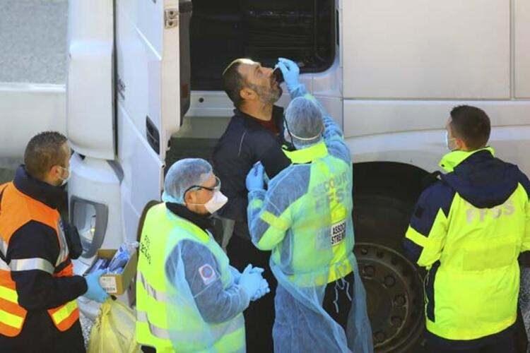 <p>Vir&uuml;s&uuml;n Avrupa'da en k&ouml;t&uuml; etkilediği ve ikinci dalganın sert bir şekilde vurduğu &uuml;lkelerin başında, İngiltere geliyor. Mutasyona uğrayan vir&uuml;s, &uuml;lkeyi 10 g&uuml;nden kısa bir s&uuml;re i&ccedil;inde darmadağın etti.</p>
