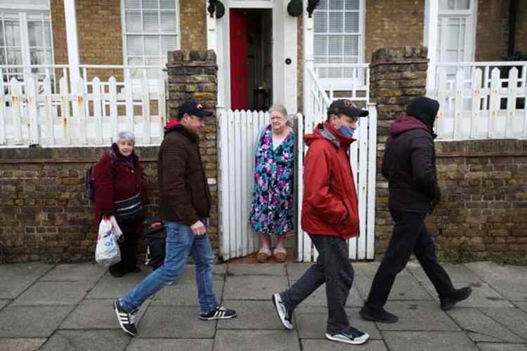 <p>İngiltere Sağlık Bakanlığı'nın a&ccedil;ıklamasına g&ouml;re vaka sayısı, bir &ouml;nceki g&uuml;ne oranla yaklaşık y&uuml;zde 20 artarak 53 bin 135 oldu. Can kaybının 414 arttığı &uuml;lkede &ouml;l&uuml; sayısı da 71 bin 567'ye y&uuml;kseldi.</p>
