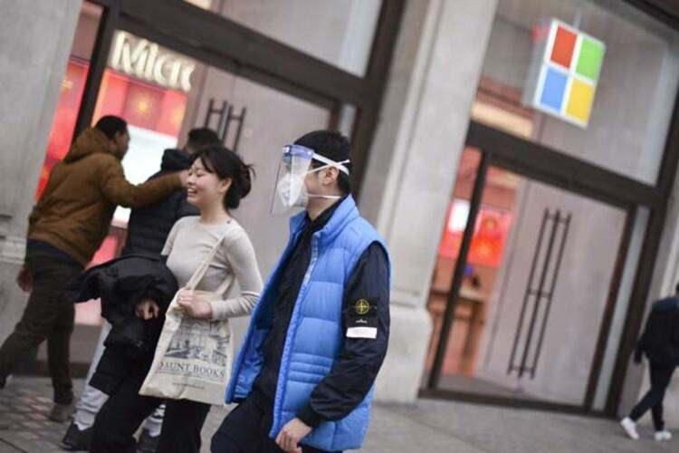 <p>&Uuml;lkede, vir&uuml;s&uuml;n y&uuml;zde 70 daha hızlı yayılan ve mutasyona uğramış bir t&uuml;r&uuml; ortaya &ccedil;ıkmıştı. Bu durum vaka sayılarına olumsuz yansıdı.</p>
