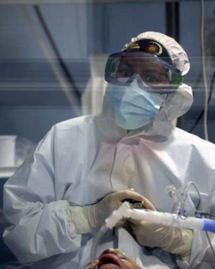 <p>Dr. Paoloni, hangi hastaların yoğun bakıma kabul edileceği ve herhangi bir ilerleme g&ouml;stermeyen hastalar &uuml;zerinde tedaviye ne kadar devam edileceği dahil olmak &uuml;zere, yaşamı belirleyen başka se&ccedil;imlerin de yapılması gerektiğini ekledi.</p>
