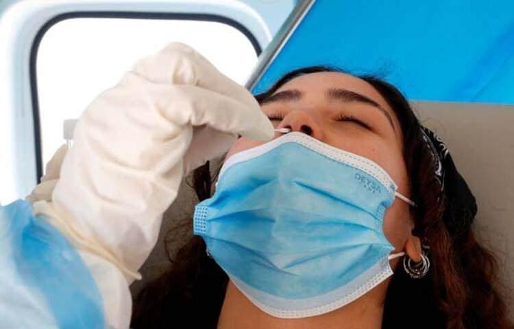 <p>ABD'de, İngiltere'de ortaya &ccedil;ıkan koronavir&uuml;s mutasyonu ilk kez Colorado eyaletindeki bir vakada g&ouml;r&uuml;ld&uuml;. &Ccedil;ok daha bulaşıcı olduğu belirtilen mutasyona yakalananın 20'li yaşlardaki bir erkek olduğu, herhangi bir seyahat ge&ccedil;mişi bulunmadığı ve şu anda izolasyonda tutulduğu kaydedildi.</p>
