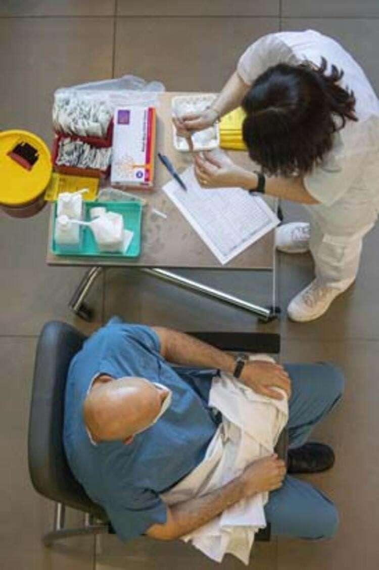 <p>ABD'deki ilk mutasyona uğramış koronavir&uuml;s vakası, &uuml;lkenin Se&ccedil;ilmiş Başkanı Joe Biden'ın Trump y&ouml;netimini aşı dağıtımı y&uuml;z&uuml;nden eleştirmesinin ardından a&ccedil;ıklandı. Biden aşılama programının takvimin gerisinde kaldığını belirtti.</p>
