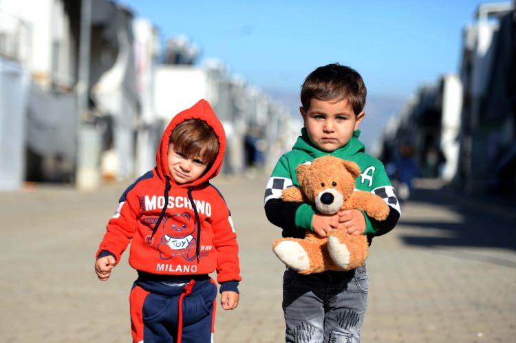 <p>&Uuml;lkelerindeki i&ccedil; savaş nedeniyle vatanlarını terk etmek zorunda kalarak komşu &uuml;lkelere sığınan milyonlarca Suriyeli, yeni yılı, doğdukları topraklardan uzakta h&uuml;z&uuml;n i&ccedil;iresinde karşılıyor.</p>
