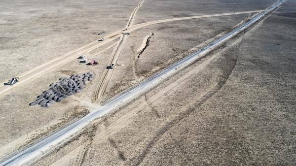 <p>Yapılan incelemeler sonunda dairesel yarıkların 630 metre çapındaki obruğa ait olduğu belirlendi. Dev obruğun üzerinden ise Karapınar'ı, Aksaray'ın Eskil ilçesine bağlayan yol geçiyor. Yol, o bölgedeki yaylalarda oturanlar ile turisttik öneme sahip obrukları ziyarete gelenler tarafından kullanılıyor.</p>
