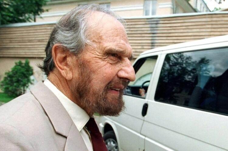 <p>Eski adıyla KGB olan SVR dış istihbarat teşkilatı sözcüsü Sergey Ivanov, yaptığı açıklamada "Acı haber geldi, efsanevi George Blake hayatını kaybetti" ifadelerini kullandı. Blake'in kalbinin durduğu ve yaşlılıktan öldüğü bildirildi.</p>

<p> </p>
