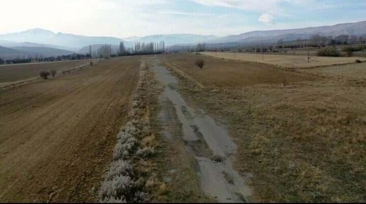 <p>Sivas'ın Divriği ilçesinde hayırsever iş insanı Nuri Demirağ tarafından 1941 yılında yaptırılan ve Türkiye'nin ilk ilçe havaalanından biri olan Divriği Havaalanı yeniden açılacak. Havaalanında incelemelerde bulunan Sivas Valisi Salih Ayhan, "Sivil Havacılık Genel Müdürlüğüne ocak ayında müracaat edilecek. Bu onaylandıktan sonra apronları, kuleleri, girişi-çıkışı ve pistleri tanzim edilecek. 2021 yaz döneminde buraya ilk inişin gerçekleşmesi planlanıyor" dedi.</p>
<p> </p>