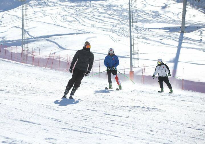 <p>Ülke genelinde bu akşam saat 21.00'de başlayacak sokağa çıkma kısıtlaması öncesi, Türkiye'nin önde gelen kayak ve kış turizmi merkezlerinden Palandöken'de yoğunluk yaşandı.</p>

<p> </p>
