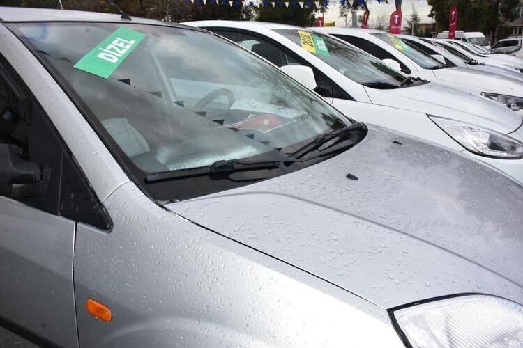 <p>'MEVCUT PİYASA FİYATI YERİNE OTURUYOR' </p>
<p>İkinci el otomobil satış sorumlusu Muharrem Varol (32), "Pandemi falan derken sıfır araç piyasası oldukça daralmıştı. Taleplerden dolayı fiyatlar sürekli ikinci elde yukarıya çıkmıştı.</p>