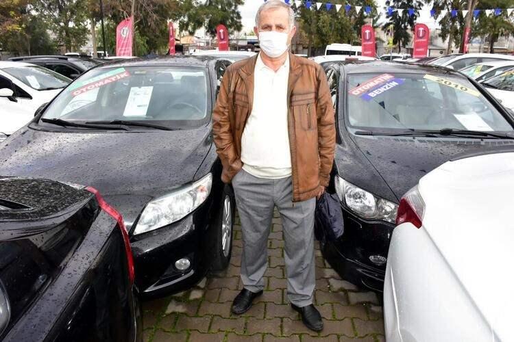 <p>FİYATLAR TEKRAR YÜKSELMEDEN ALMAK İSTEDİLER </p>
<p>İkinci el otomobil almaya gelen emekli öğretmen Nizamettin Gören, "Şu an fiyatlar daha uygun. Pandemi bitince fiyatların artacağını düşünüyorum. Onun için fiyatlar atmadan otomobil almaya geldim" dedi.</p>