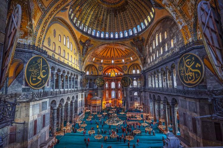 <p>Ayasofya-i Kebir Camii Şerifi'nde 2013'ten bu yana kurulu olan iskelenin s&ouml;k&uuml;lmesinin ardından, caminin ana b&ouml;l&uuml;m&uuml; t&uuml;m ihtişamı ile ortaya &ccedil;ıktı.</p>

<p>&nbsp;</p>
