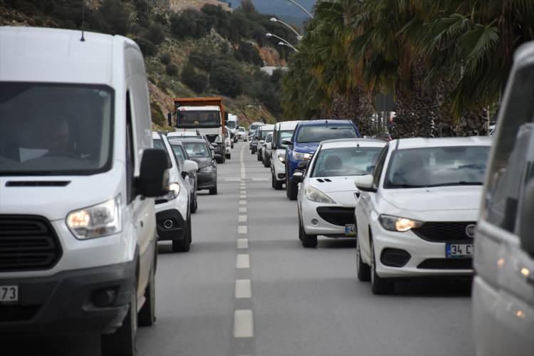 <p>Araçlarda arama yapan ekipler, sürücü ve yolcuların da Genel Bilgi Toplama (GBT) sorgulamasını yaptı. Vatandaşlar, kovid-19 tedbirleri ve trafik kuralları konusunda uyarıldı.</p>