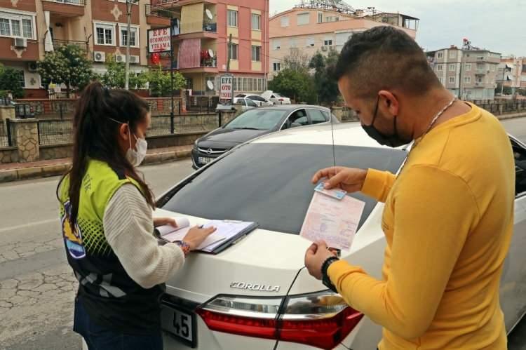 <p>Araca el konuldu, 2 bin 605 TL para cezası kesildi </p>

<p>Görüntülerin yayınlanmasının ardından Antalya Trafik Şube Müdürlüğüne bağlı ekipler, Tokmak’ın işyerine geldi. Ekipler Tokmak’a hurda araç ile trafiğe çıktığından dolayı 2 bin 605 TL para cezası uyguladı, aracı ise çekiciyle otoparka çektirdi.</p>
