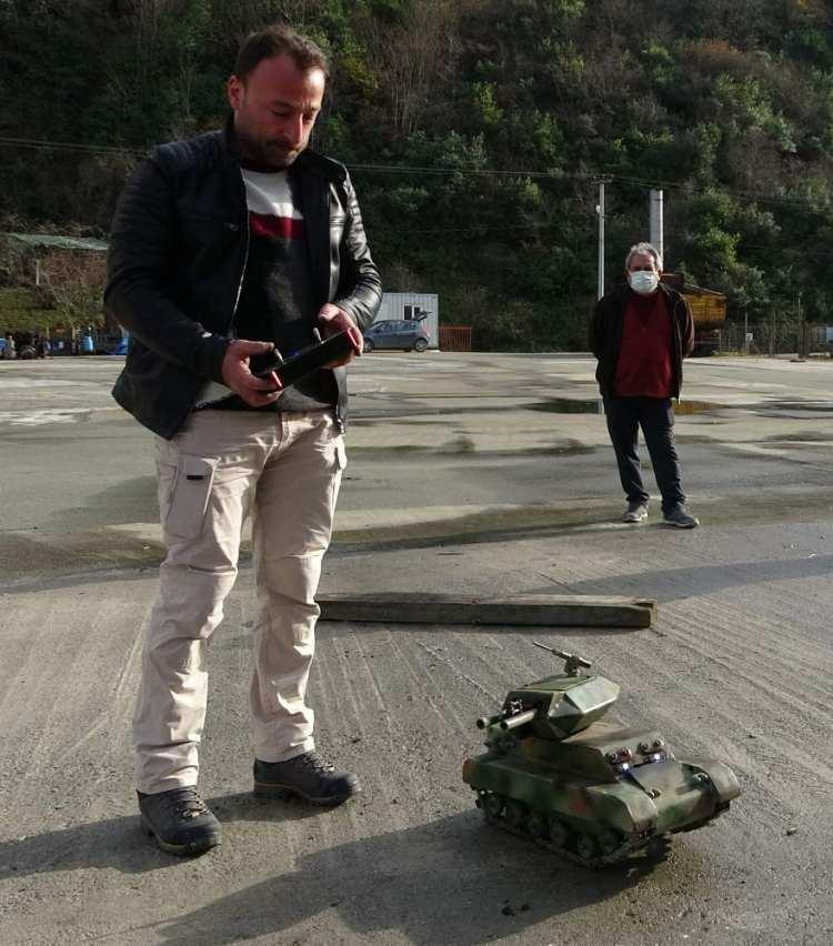 <p>Trabzonlu Hasan Altuntaş, çöpe atmak yerine biriktirdiği hurda parçaları ile mini bir tank yaptı. Tankın içine ateşleme sistemi yerleştiren makine tamircisi Altuntaş, kumanda ile hareket eden ve gerçeğinden tek farkı boyutu olan tankıyla beğeni topluyor.</p>
