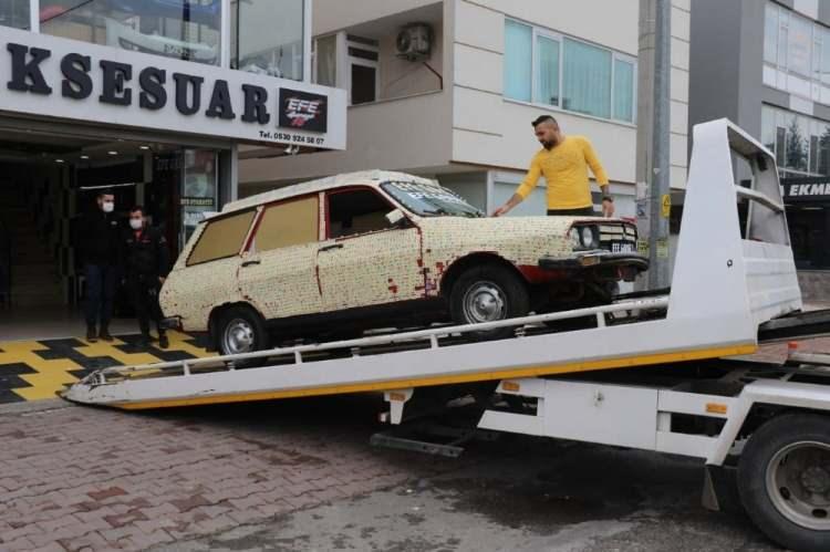 <p>İlk olarak ikinci el eşya satan bir yerden tek kişilik TV koltuğu alan Tokmak, ardından hurdacıdan çalışan bir motosikletin motorunu satın aldı. Tokmak, arkadaşlarıyla birlikte koltuğun içine motor yerleştirdi, el arabasının tekerleklerini koltuğun altına yerleştirdi, direksiyon olarak da bisiklet direksiyonunu tercih etti. Tokmak, 4 vitesli ve 80 kilometre hıza kadar ulaşabilen koltuğun test sürüşlerini de iş yerini önünde gerçekleştirdi.</p>
