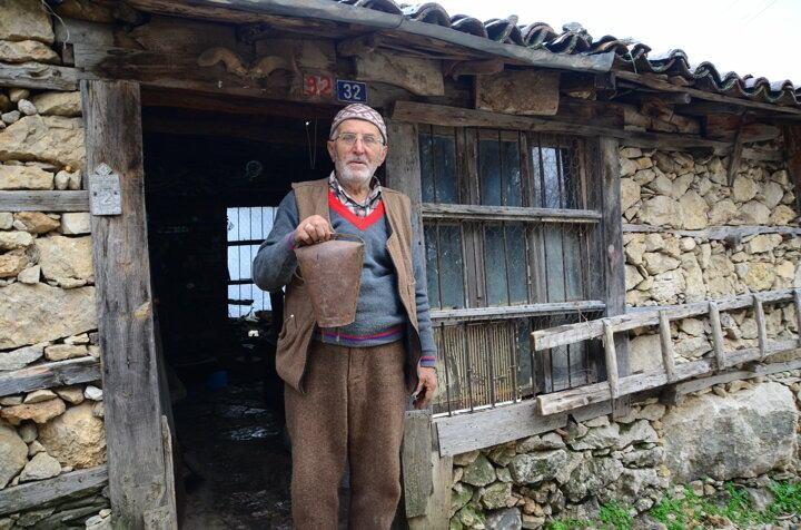 <p>Soyadı kanunu çıkınca dedelerimiz soy ismimizi Küçükçancı olarak koymuşlar. Babam bu mesleği dedemden, dedem ise babasından, dedemin babası ise yine babasından öğrenmiş. Ben dördüncü kuşak çan ustasıyım. 4 oğlum 2 kızım var. Sadece köyde birlikte yaşadığımız oğlum Ali bu mesleği öğrendi ama devam etmeyip hayvancılık mesleğini seçti. Şu anda hayvancılık yapıyor. Diğer çocuklarım ise Antalya´da başka mesleklere yöneldiler" dedi.</p>
