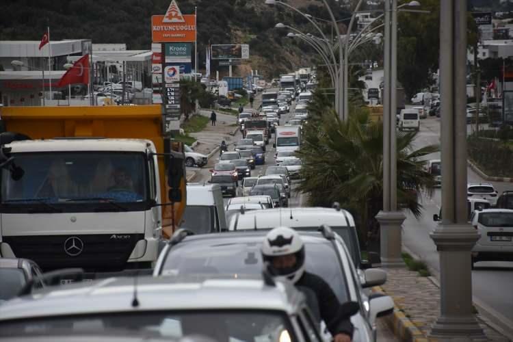 <p>Bodrum'a gelen binlerce araç nedeniyle trafik, Gümbet, Bitez, Konacık, Ortakent, Yalıkavak ve Gündoğan gibi yazlıkçıların ikinci konutlarının yoğun olduğu yerlerde durma noktasına geldi. Trafiğe zaman zaman polis ekipleri de müdahale ederek, yoğunluğu azaltmaya çalıştı.</p>
