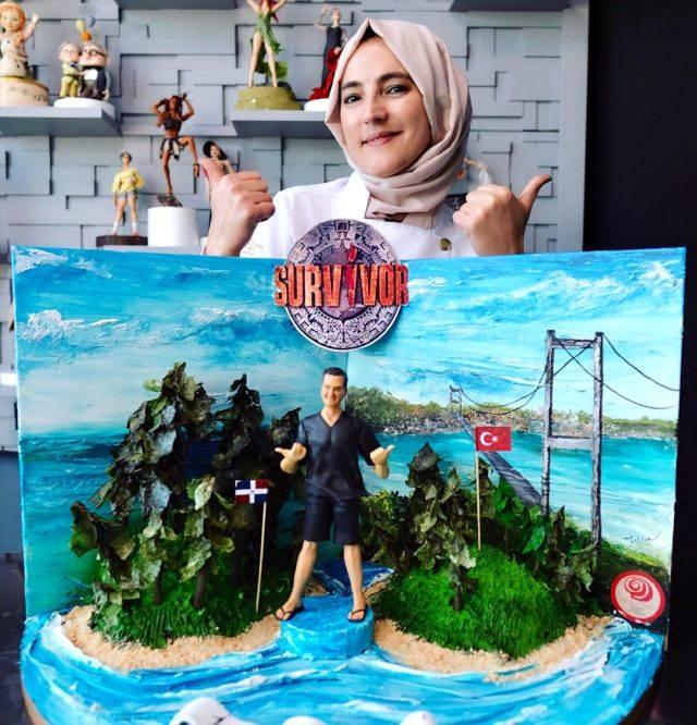 <p>Zaten resim alanında da çalışmalarım vardı. Görsel çalışmalara olan ilgim pastacılıkla tanışmamla beni farklı bir alanın içine dahil etti. Bu bağlamda elle dokunarak bir şeyler yapmak, ortaya bir şeyler çıkarmak noktasında sanatın pastayla buluştuğu yerdeyim.</p>