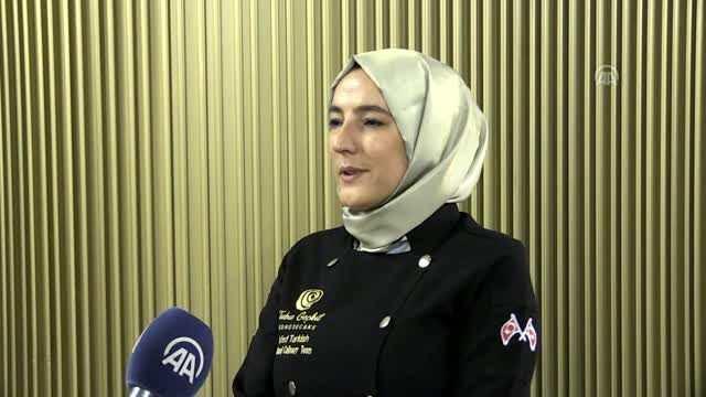 <p>'Pastanın aynısını yaptım. Önce nasıl yaptığıma inanamadım. Bitirdikten sonra 'Bu iş benim işim, bu sektörde kesinlikle olacağım, bundan sonra bunu çalışacağım ve pastacı olacağım' dedim. Butik pastacılığa bu şekilde girdim. Birçok sanatsal çalışmalarım da oldu. Sanatla iç içe bir ailede büyüdüğüm için çoğu sanat dalını deneyimleme fırsatım da oldu.</p>