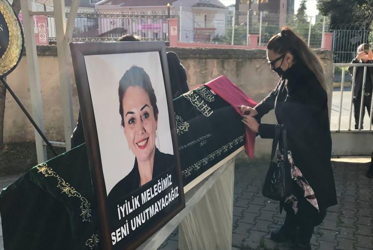 <p>Maltepe'deki evinde öldürülen İstanbul Aydın Üniversitesi (İAÜ) Eğitim Fakültesi Okul Öncesi Öğretmenliği Bölüm Başkanı Dr. Öğretim Üyesi Aylin Sözer'in (48) cenazesi toprağa verildi.</p>
