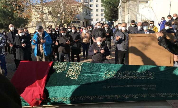 <p>Aylin S&ouml;zer'in kız kardeşi Nilay S&ouml;zer, tabutun başına kırmızı bir t&uuml;lbent serdi.</p>

<p>&nbsp;</p>
