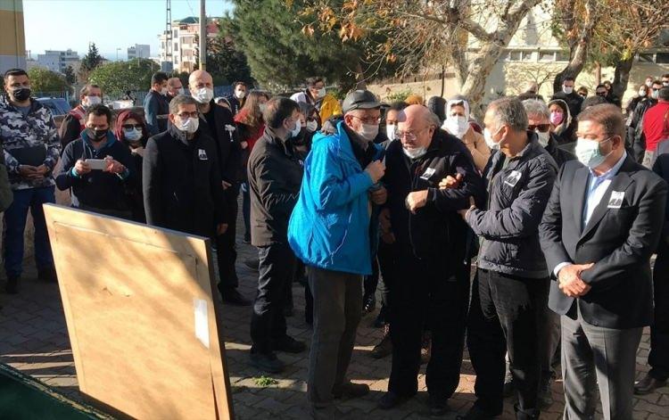 <p>Burada Aylin S&ouml;zer i&ccedil;in cenaze namazı kılındı. Ayakta durmakta zorlanan baba Ayhan S&ouml;zer'in namazı sandalyeye oturarak kıldığı g&ouml;r&uuml;ld&uuml;. Namaza, Aylin S&ouml;zer'in &ouml;ğrencileri ve yakınları da katıldı.</p>

<p>&nbsp;</p>
